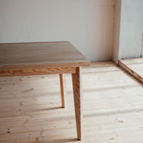 Manier dining table.